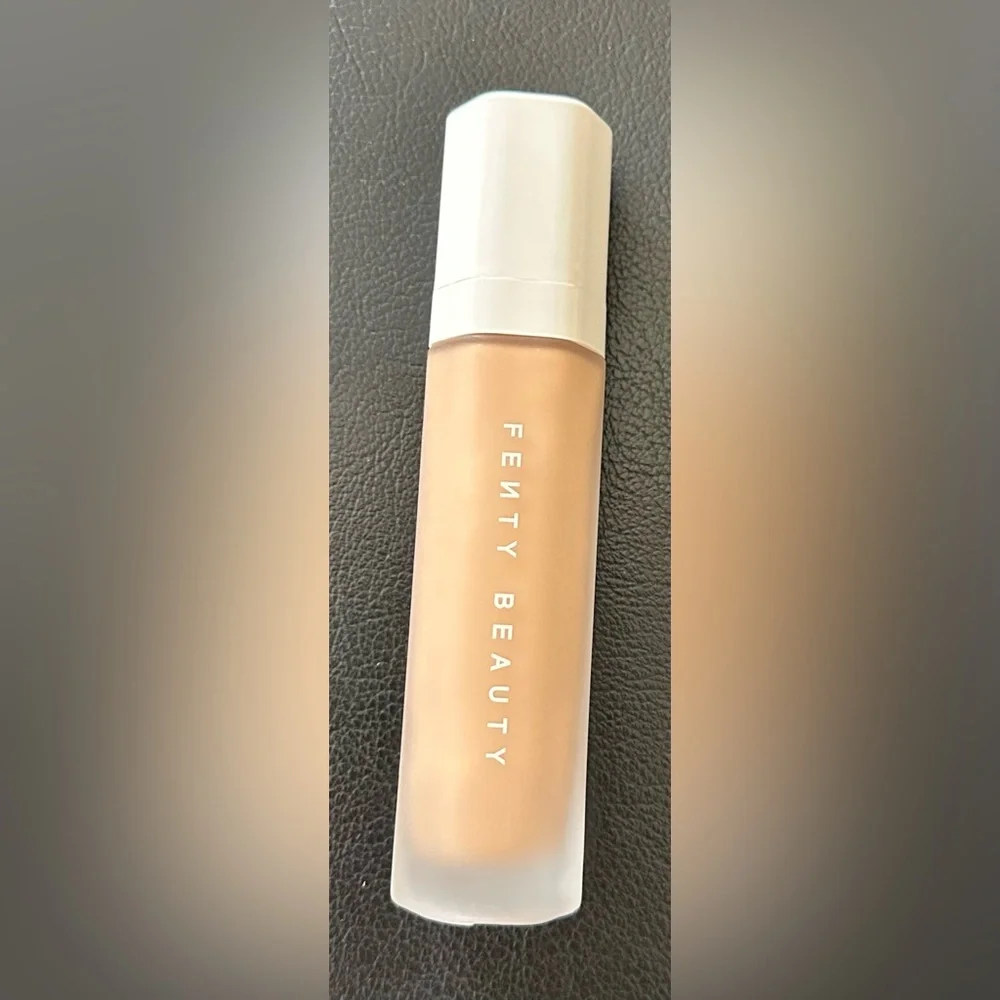 Nwt SOFT'LIT NATURALLY LUMINOUS LONGWEAR FOUNDATION - 240